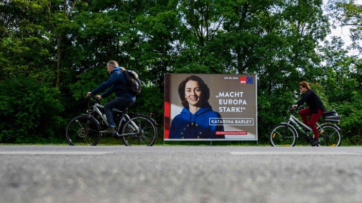 Europa- und Bürgerschaftswahl: Radler in Berlin fahren an einem Plakat von SPD-Spitzenkandidatin Katarina Barley vorbei.