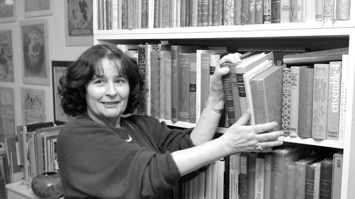 Nachruf: Aus Aachen ins Oberland: Ingrid König leitete die Wolfratshauser Stadtbücherei von 1998 bis 2003. Jetzt ist sie im Alter von 77 Jahren gestorben.