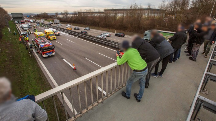 Symbolbilder Schaulustige Gaffer auf einer Autobahnbrücke bei einem Verkehrsunfall Symbolbilder Sc