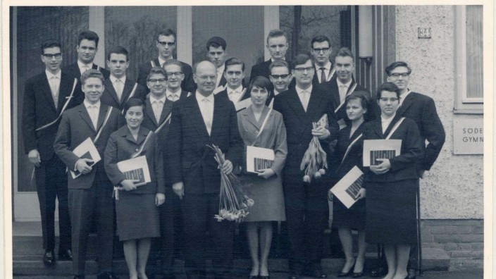 Abiturtreffen in München: Gunter Fette (links) und seine Klassenkameraden lebten in einem Internat der Flüchtlingsstadt Espelkamp und bereiteten sich auf das Abitur vor.