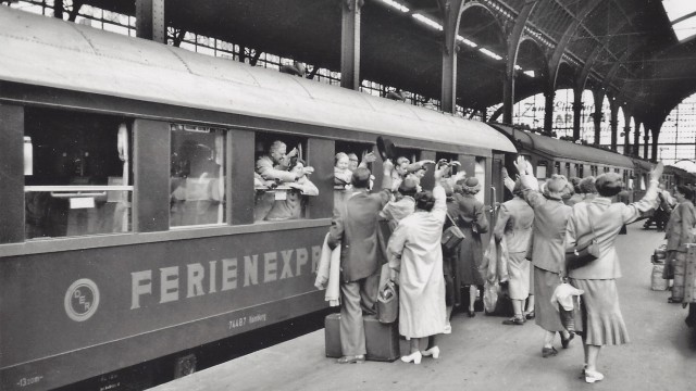 Historie: In den Fünfzigerjahren entdeckten die Deutschen per Zug Italien als Urlaubsort.