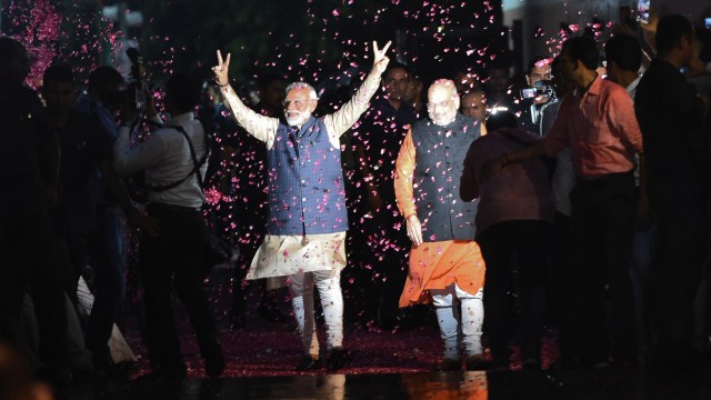 Indien: Siegesparty in Mumbai: Indiens Ministerpräsident Narendra Modi mit Anhängern seiner hindunationalistischen Partei BJP.