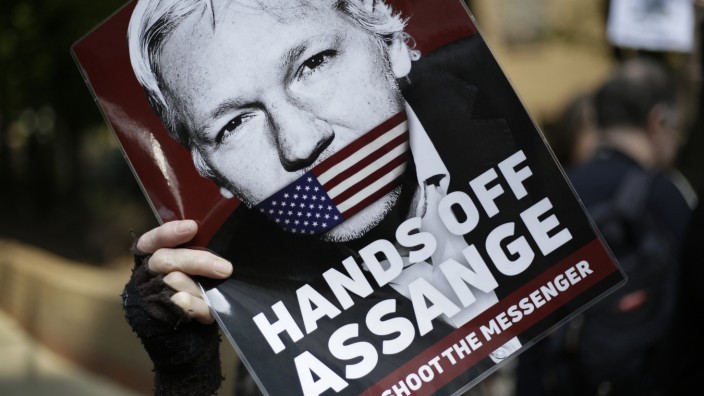 SZ Espresso: Ein Protestplakat gegen die Festnahme von Julian Assange. Schieße nicht auf den Überbinger der Nachricht, steht darauf. Genau das aber scheint die US-Regierung jetzt vorzuhaben.