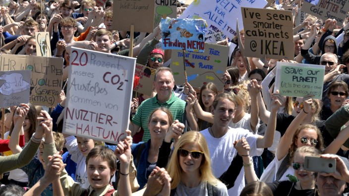 Klima: Schülerinnen und Schüler bei einer Demonstration auf der Münchner Theresienwiese im Mai.