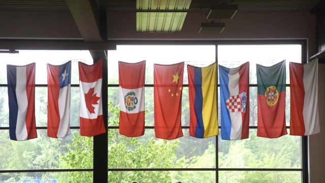 Europawahl im Landkreis Dachau: In der Turnhalle der Bavarian International School in Haimhausen hängen die Fahnen der Länder, aus denen die Schüler stammen.