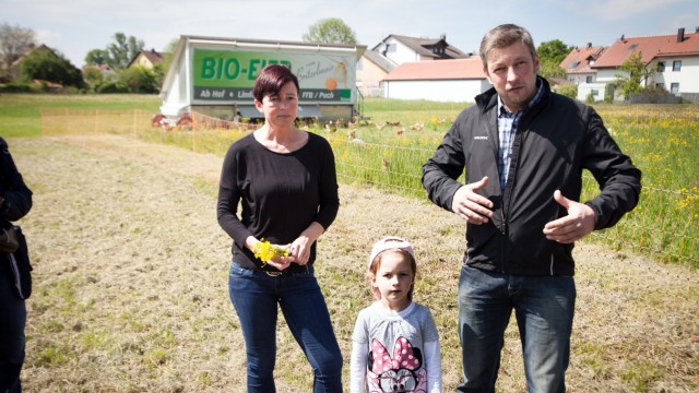Europawahl im Landkreis Fürstenfeldbruck: Für die Biobauern Markus und Ingrid Britzelmair (mit Tochter Anna) bringt die Europäische Union einerseits Flächenprämien, andererseits aber auch ordentlich Papierkram.