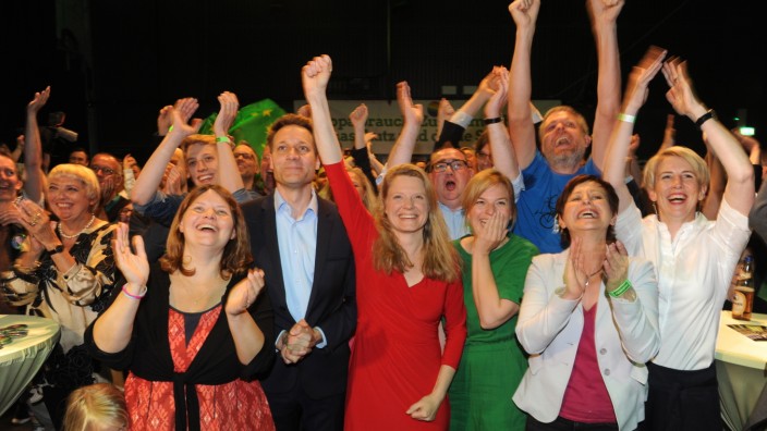 München heute: Spitzenkandidatin Henrike Hahn (im roten Kleid) freut sich im Feierwerk mit den Grünen über ihren Wahlerfolg.