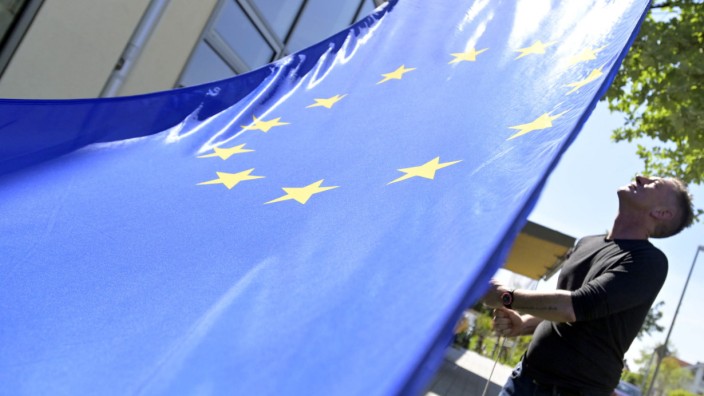 Europawahl im Landkreis München: Ganz im Zeichen Europas: Jörg Czech hisst vor einem Seniorenheim im Münchner Speckgürtel die Flagge der EU.