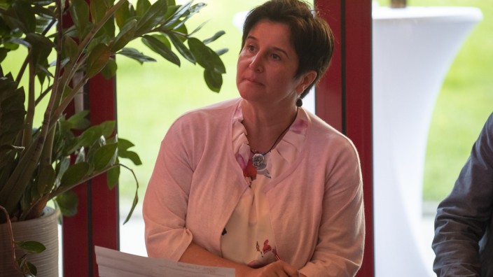 Nur noch zwei Abgeordnete: Die Wahlparty fällt aus: Die Europaabgeordnete Maria Noichl ist enttäuscht vom Ergebnis der SPD.