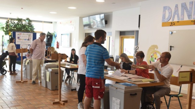 Bürgerentscheid in Haimhausen: In der Grundschule in Haimhausen gibt es für jeden der vier Stimmbezirke zwei Wahlurnen: eine für den Bürgerentscheid, eine für die Europawahl.