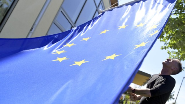 Europawahl: Ganz im Zeichen Europas: Jörg Czech hisst vor dem Seniorenheim in Höhenkirchen-Siegertsbrunn die Flagge der EU.