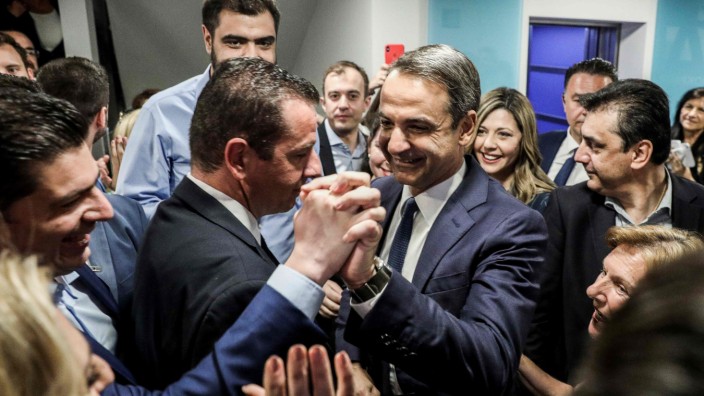 Griechenland: Im Aufwind: Kyriakos Mitsotakis (rechts), Chef der konservativen Nea Dimokratia, wird von Anhängern beglückwünscht.