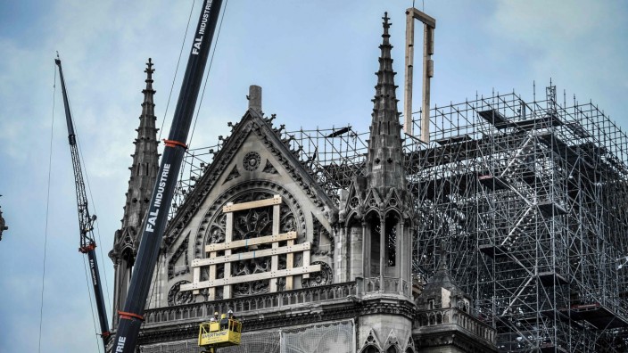 Frankreich: Notre-Dame nach dem Brand: Kaum waren die Rauchschwaden verflogen, kursierten bereits erste Vorschläge für den Wiederaufbau.