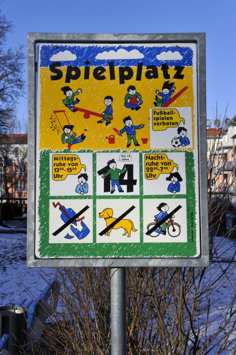 Schild auf Spielplatz in Münchner Wohnanlage, 2010