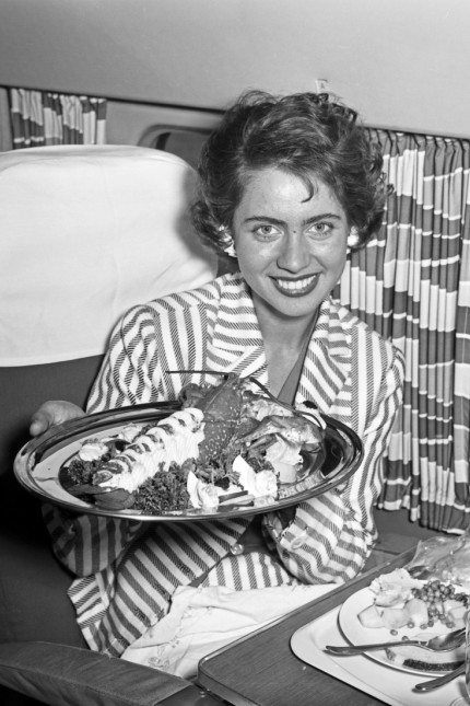 Die bekannte Schlagersängerin Margot Eskens sitzt im Flugzeug beim Essen Deutschland 1950er Jahre