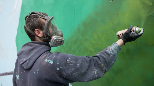 Graffiti-Aktion Mitten in Milbertshofen mit  Chef-Sprayer Benjamin Herzberg