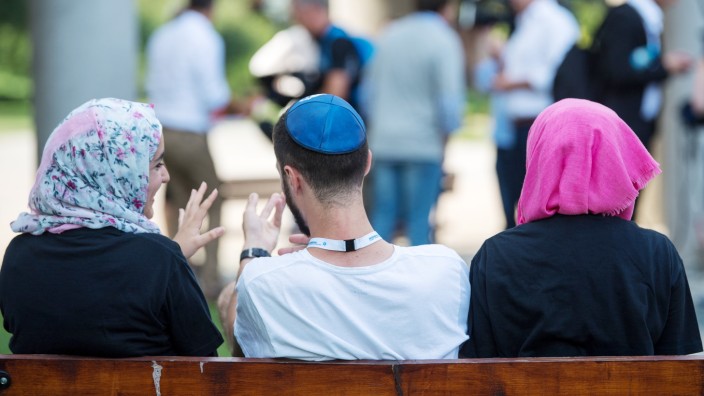 Junge Juden und Muslime begegnen sich in Auschwitz