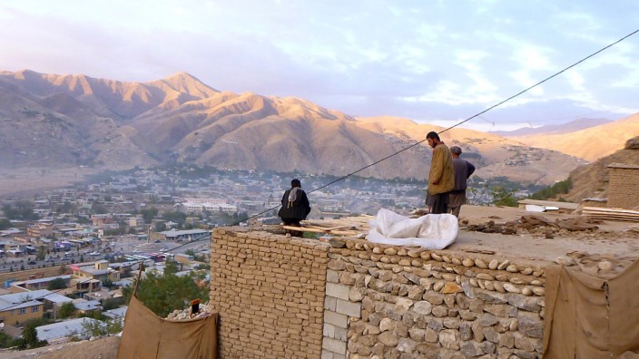 Geologie: Einwohner von Faizabad in Afghanistan suchen auf Dächern Schutz nach einem Erdbeben - immer wieder wird die Region von Erdstößen erschüttert.