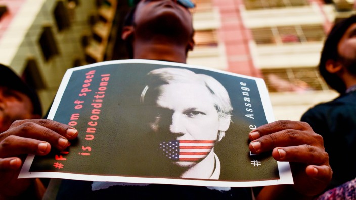 Hacker früher und heute: Ein Aktivist mit einem Plakat von Jullian Assange im April 2019.