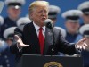 Donald Trump bei einer Abschlussfeier - Strafzölle gegen Mexiko verkündet
