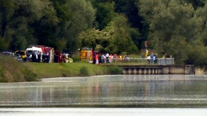 Rettungskräfte stehen nach einem Bootsunglück am Rhein im Elsass