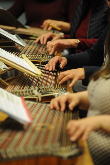 Jubiläumskonzert: Flinke Finger: Die Mitglieder des Pasinger Orchesters kommen aus der gesamten Region München, manche fahren sogar über hundert Kilometer zu den Proben im Karlsgymnasium.