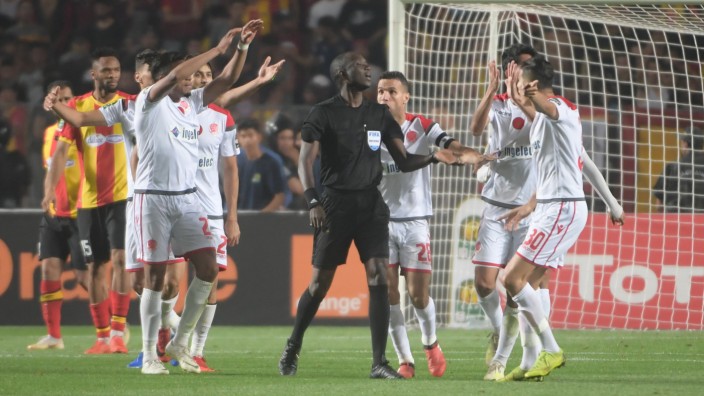 Fußball: Referee Bakary Papa Gassama stand im Mittelpunkt großer Debatten im Finale in Tunesien.