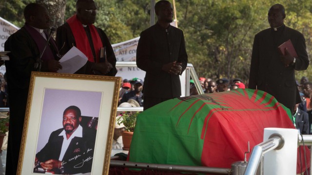 Angola: Letztes Geleit für den „ewigen Rebell“: 20000 Menschen kamen am Wochenende zur Trauerfeier für Jonas Savimbi.