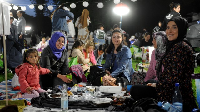 Ramadan in München: Ein Bild aus der Zeit vor der Pandemie vom Fastenbrechen 2019 im Freien.