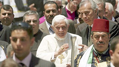 Benedikt XVI. in Nahost: Nur mühsam konnten die Ordner dem Papst einen Weg durch die Menge bahnen.