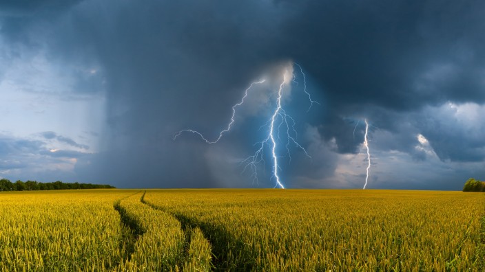 Unwetter - Gewitter und Starkregen über einem Feld