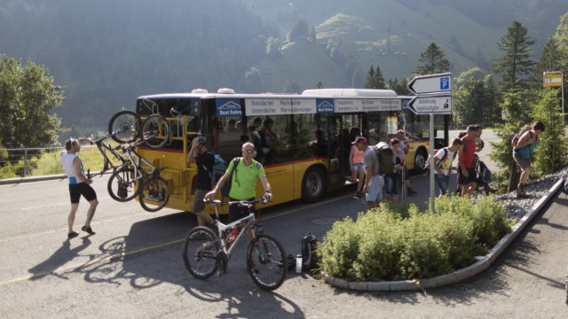 Schweiz: Selbst routinierte Radlfahrer lassen ihr Rad aufladen.