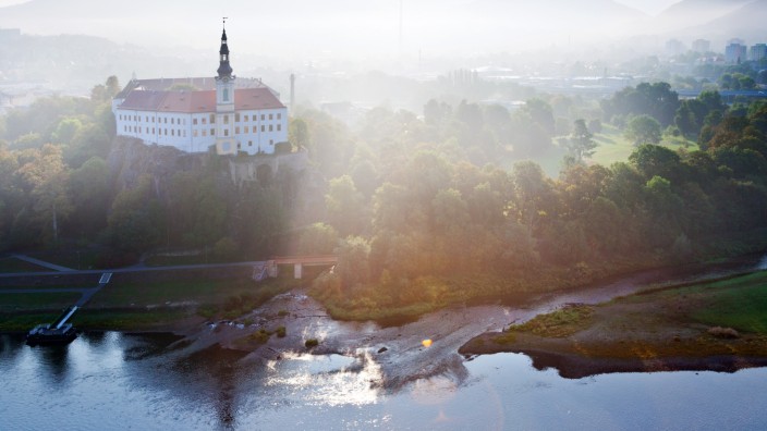 Schloss Děčín liegt am Zusammenfluss von Elbe und Ploučnice.