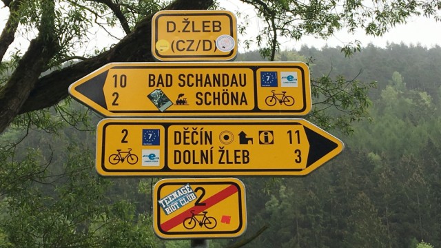 Wegweiser stehen am Elberadweg in Tschechien.