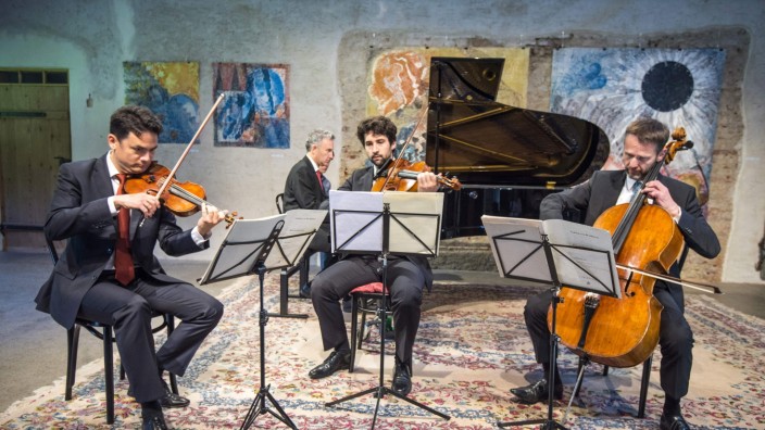 Konzert: Klar und direkt: David Schultheiß, Dmitri Vinnik (im Hintergrund), Clemens Gordon und Rupert Buchner (von links).