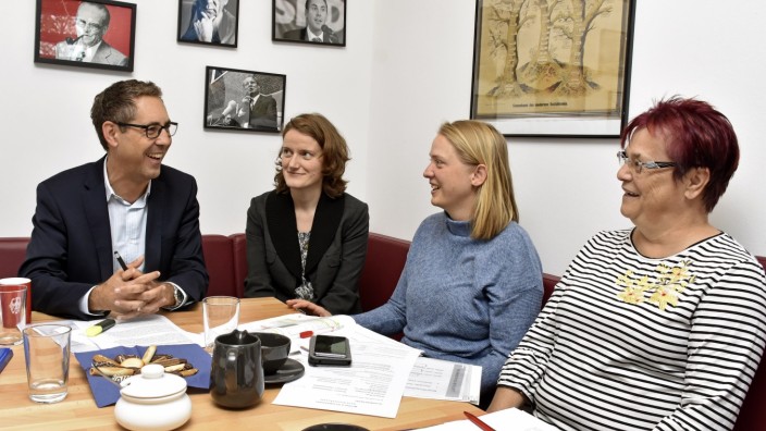Olching: Halten eine Grundrente für nötig (von links): Bundestagsabgeordneter Michael Schrodi, Heidi Schaitl von der Caritas, Simone Burger vom DGB und Sylvia Neumeier vom Paritätischen Wohlfahrtsverband.