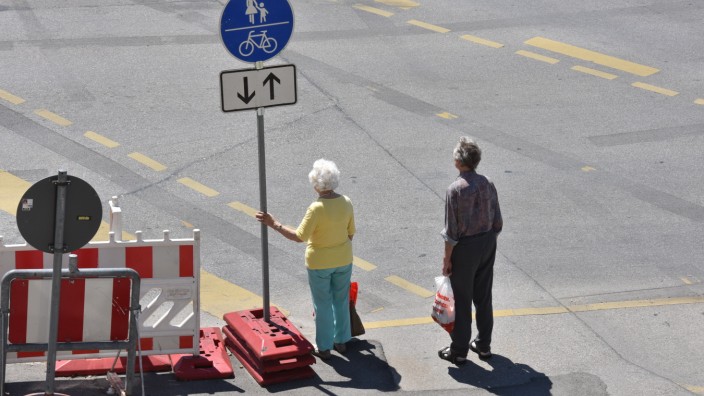 München: Schon heranrasende Radfahrer können ältere Menschen verunsichern. Vor Elektrorollern "haben viele einen Horror", sagt Seniorenbeirat Bauer.
