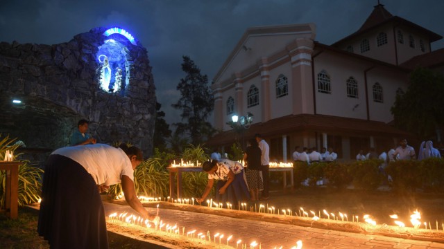 Sri Lanka: Trauernde Christen vor der Sankt-Sebastian-Kirche in Negombo nach den Oster-Anschlägen an mehreren Orten in Sri Lanka.