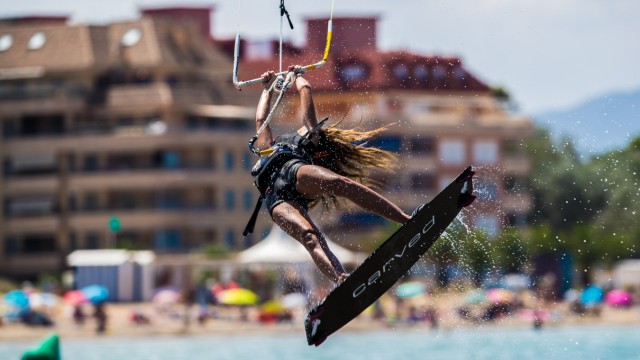 Talentiade 2019: Akrobatische Sprünge auf und aus dem Wasser heraus und das in hoher Geschwindigkeit: So sieht man Kitesurferin Alina Kornelli auf dem Meer.