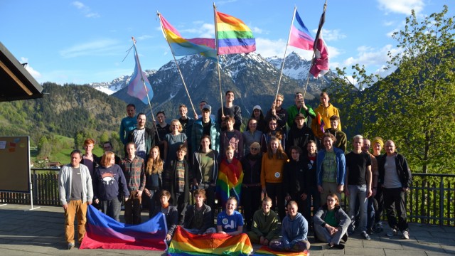 "Queerfeldein": Die Regenbogenflaggen zieren nicht nur die Hütte, die Jugendlichen tragen sie auch stolz auf den Berg: Zum ersten Mal in seiner 150-jährigen Geschichte hat der Alpenverein nun ein Hüttenwochenende für homo-, bi- oder transsexuelle Jugendliche organisiert.