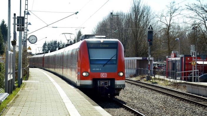 Kreistag Erding: Eine S-Bahn fährt in den Bahnhof Altenerding ein.