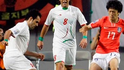 Aufruhr in Iran: Grüne Schweißbänder als Zeichen der Unterstützung für Mussawi: Die iranischen Fußball-Nationalspieler Ali Karimi (Mitte) und Mohammad Nosrati (Links) im Spiel gegen Südkorea.