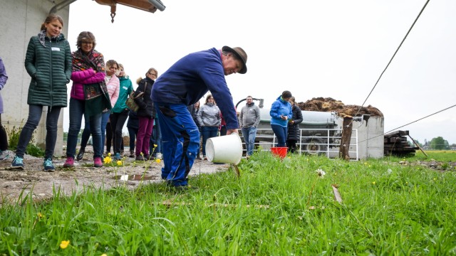 Landwirtschaft: Franz Sindlhauser zeigt seinen Besuchern auf dem Abrahamhof, was zum Landwirte-Dasein alles dazugehört.
