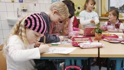 Sechsjährige Grundschule: Grundschüler im Unterricht: Die auf sechs Jahre ausgedehnte Grundschulzeit geht nicht zu Lasten besonders leistungsstarker Schüler.
