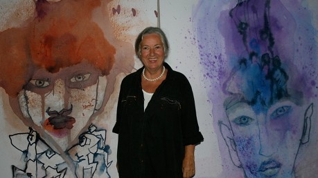 Künstlerin Barbara von Johnson: "Starke Frauen": Barbara von Johnson steht im Keller ihres Hauses vor ihren aktuellen Werken.
