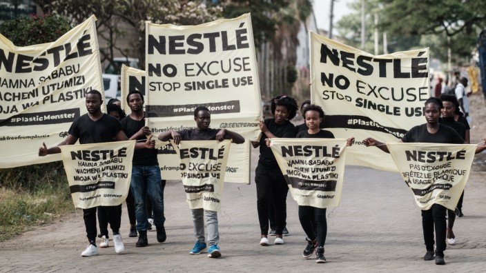 Nestlé: Greenpeace-Aktivisten demonstrieren vor einer Nestlé-Fabrik in Nairobi: 2018 produzierte der Konzern 1,7 Millionen Tonnen Plastikverpackungen.