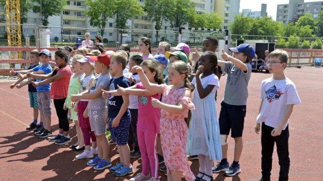 Grundschule in Haar: Die Kinder singen bei der Grundsteinlegung.