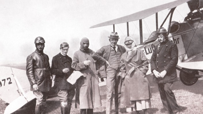 Flughafen München: Wer wird denn gleich in die Luft gehen? Im Juni 1919 gehörte Intendantin Hermine Körner (zweite von rechts) zu den ersten in München, die Linienflüge nutzten.