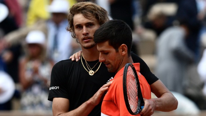 Aus bei den French Open: Der Besiegte (Alexander Zverev, li.) gratuliert dem Sieger (Novak Djokovic).