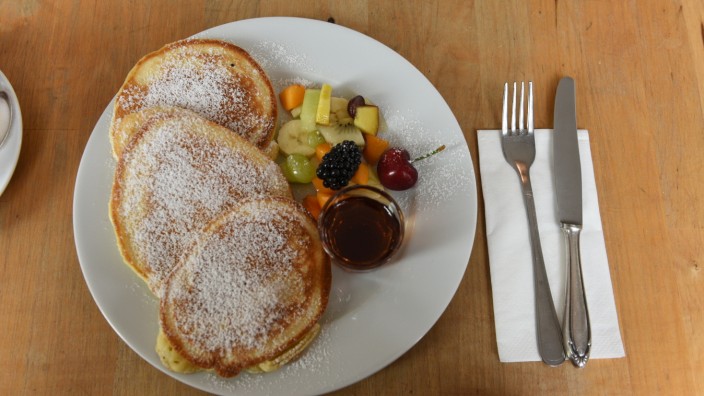Lohner und Grobitsch: Wer im Café Lohner und Grobitsch nach dem "süßen Fritz" verlangt, bekommt drei Pancakes mit Obst und Sirup.